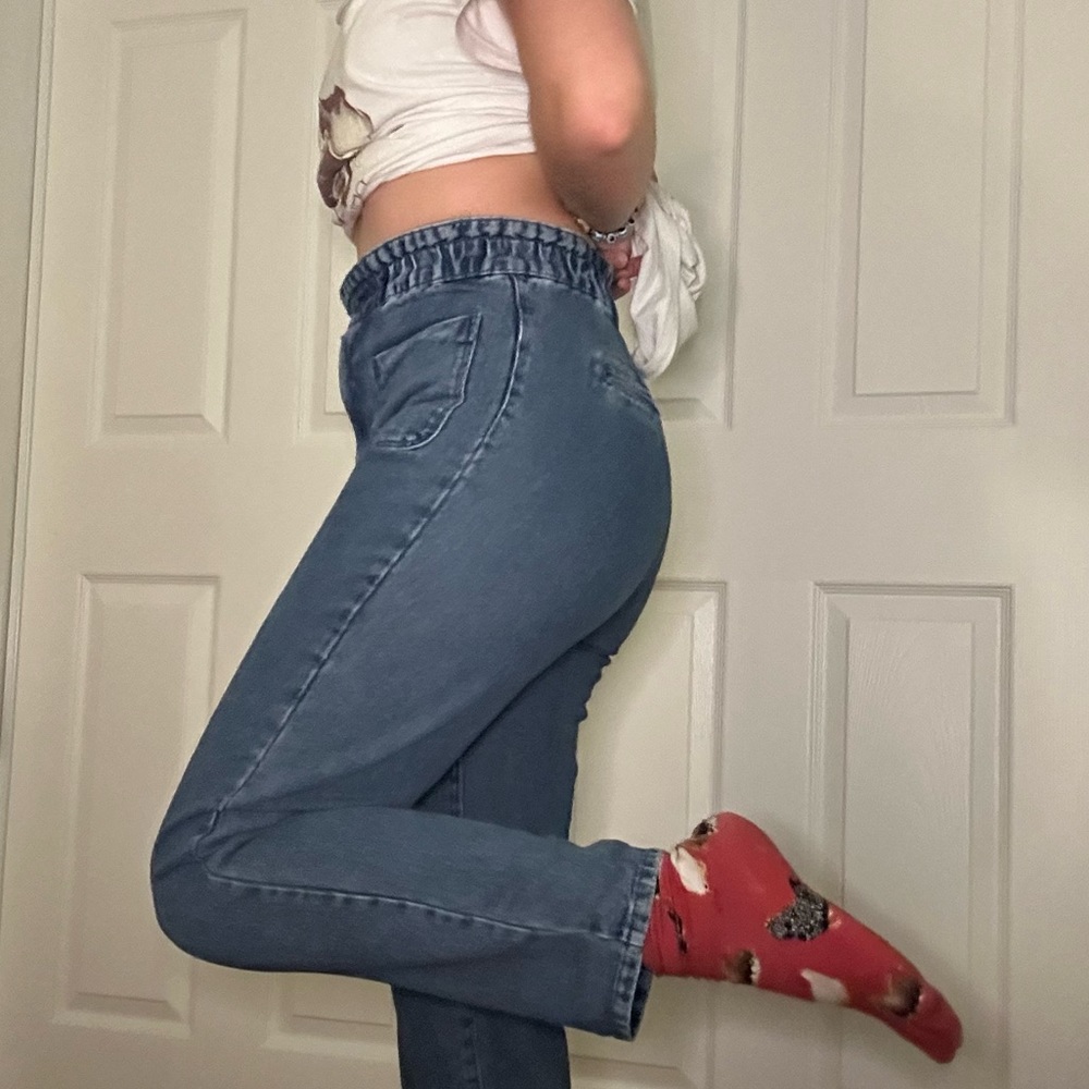 Forever 21 stretchy straight leg jeans. Elastic waistband, comfy pockets